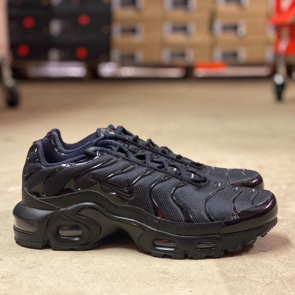 air max plus gs triple black